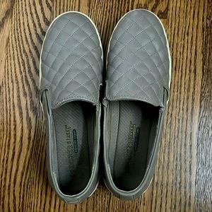 Skechers double up duvet sneaker size 6, army green